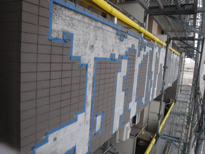 外壁打診調査で浮きのあった外壁タイルを撤去したマンションの外壁