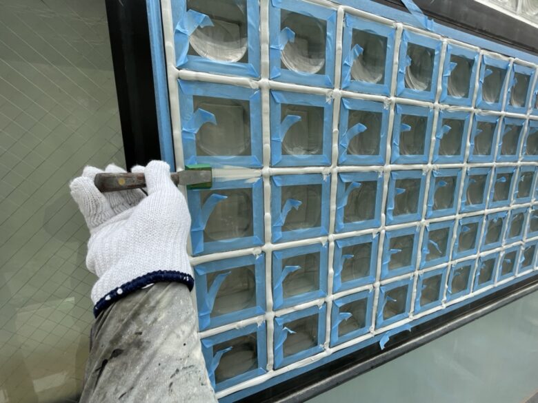 シーリングを打ち直し途中のガラスブロック