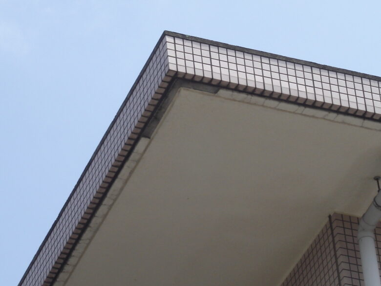 マンション最上階のバルコニー屋根に発生している軒先爆裂